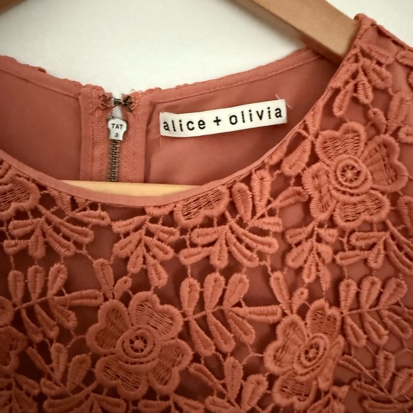 Alice and Olivia Pasha Chic Feminine Floral Embroidered Eyelet Size Medium - Picture 10 of 10